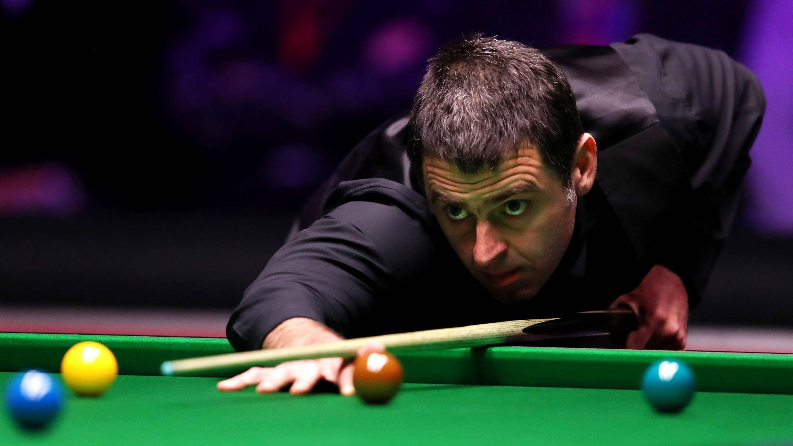 佳丽云集！拜仁举行了家庭午宴，高层和球员都带伴侣参加了活动.