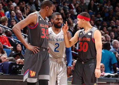 历史级12秒！6秒丢6分+中圈3分压哨绝杀！詹姆斯连续犯大错湖人遭横扫.