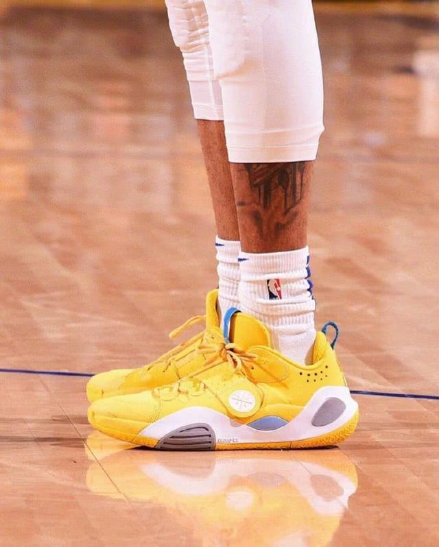 详解棒球规则中的“捕手干扰”补偿如何改变了满垒时的战术选择