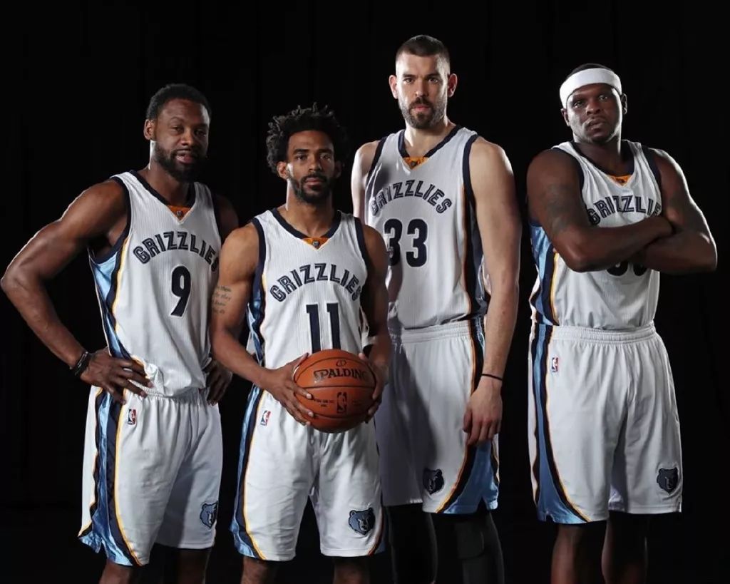 全英羽球超级1000赛 ｜ 苦战3局挫托马波波夫 李诗沣8强战拉沙森